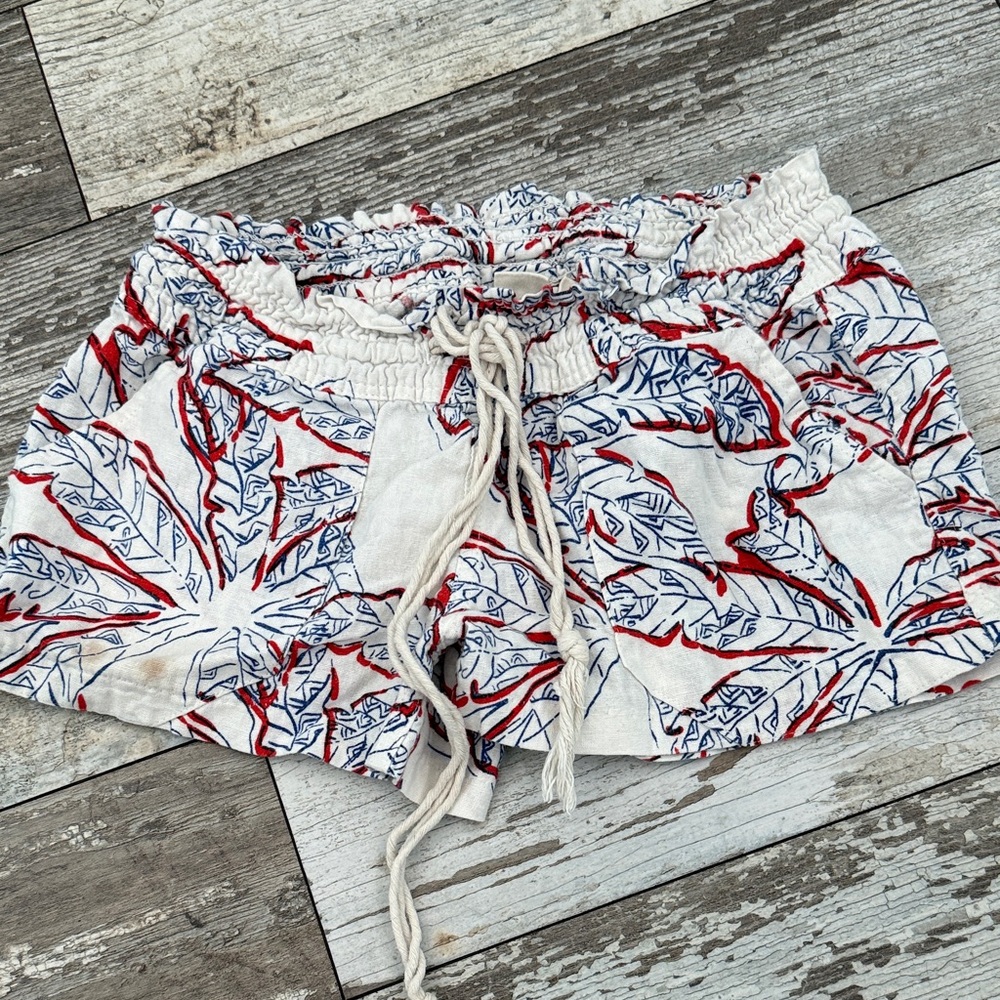 High-Waist Cotton Shorts with Red & Blue Leaf Print